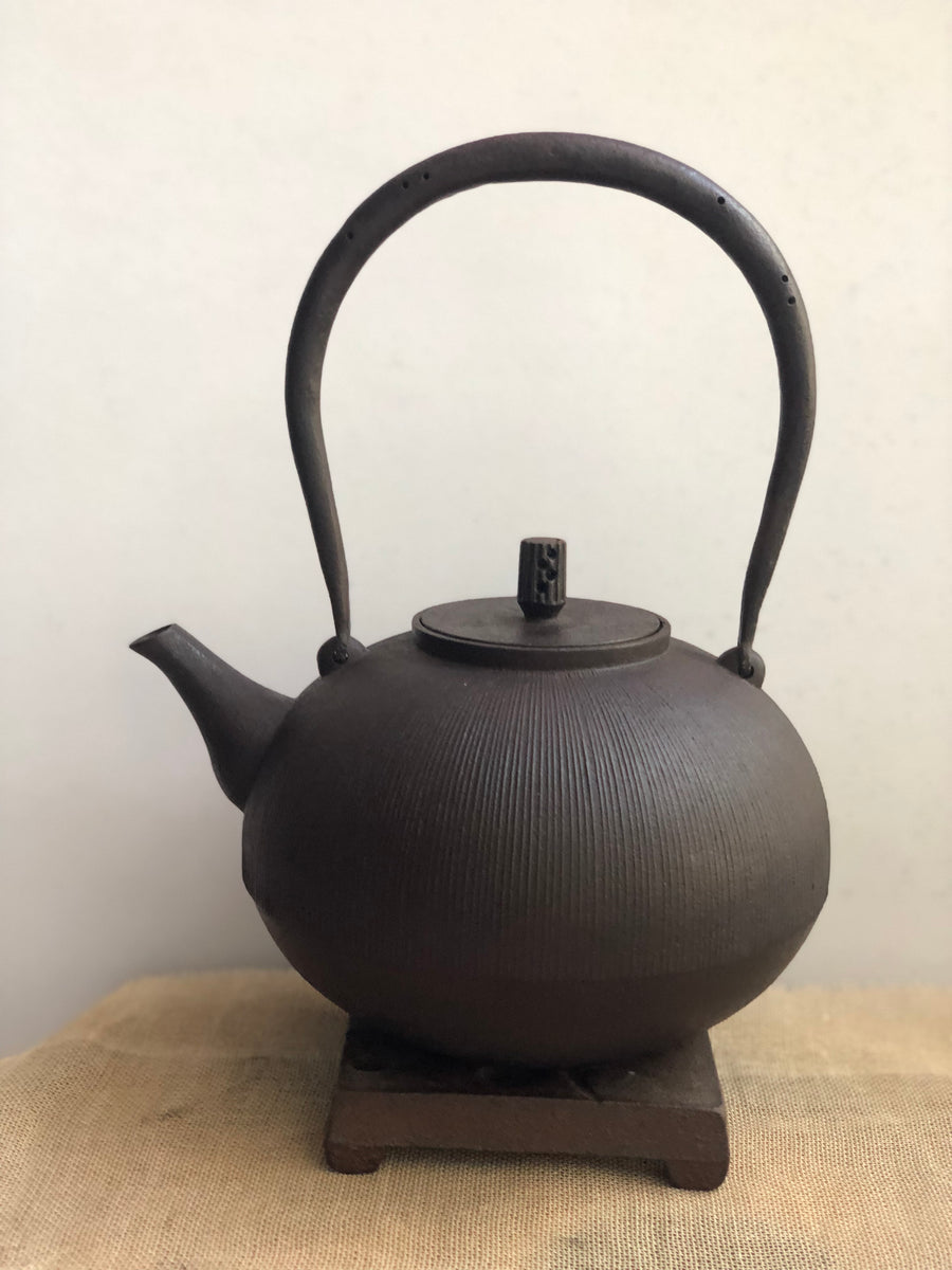 25 - 鈴木盛久工房櫛目丸型鐵瓶– Tea Treasures