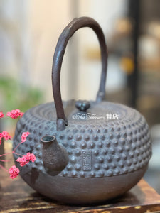 十代小泉仁左衛門大霰平丸型鐵壺