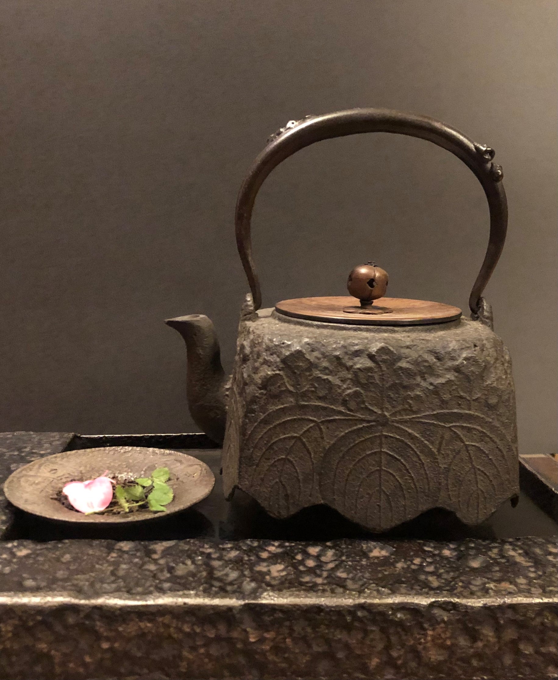 11 - Square-shaped Odare-bottom Kettle by Ryubundo龍文堂四方尾垂型鐵壺