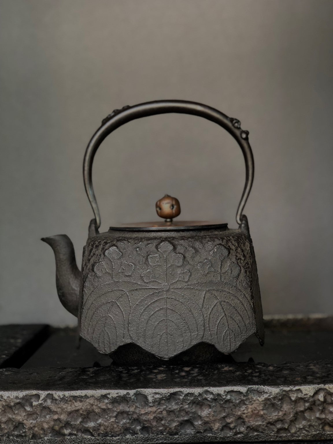 11 - 龍文堂四方尾垂型鐵壺– Tea Treasures