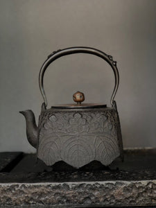 11 - Square-shaped Odare-bottom Kettle by Ryubundo龍文堂四方尾垂型鐵壺