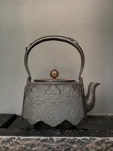 11 - Square-shaped Odare-bottom Kettle by Ryubundo龍文堂四方尾垂型鐵壺