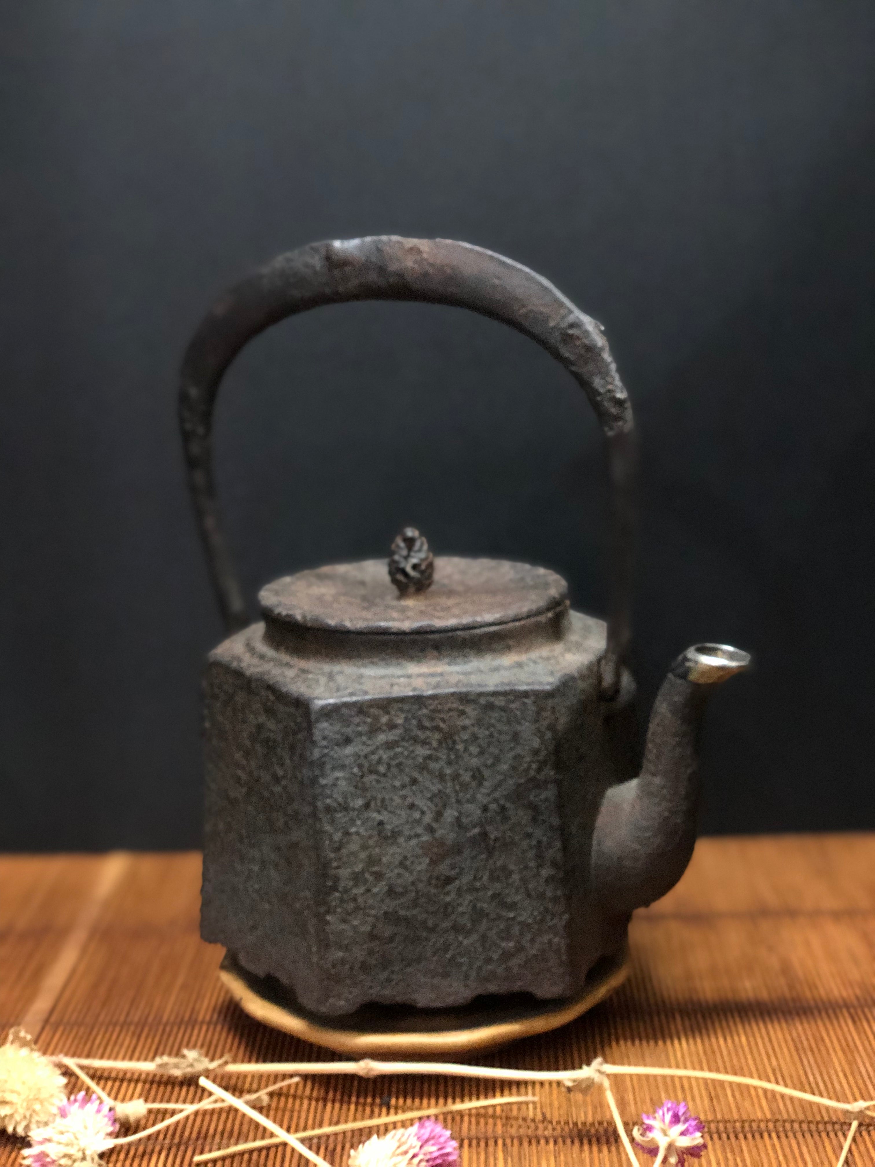 21 - Rarely-found Hexagonal-shaped Kettle 高身六方小壶