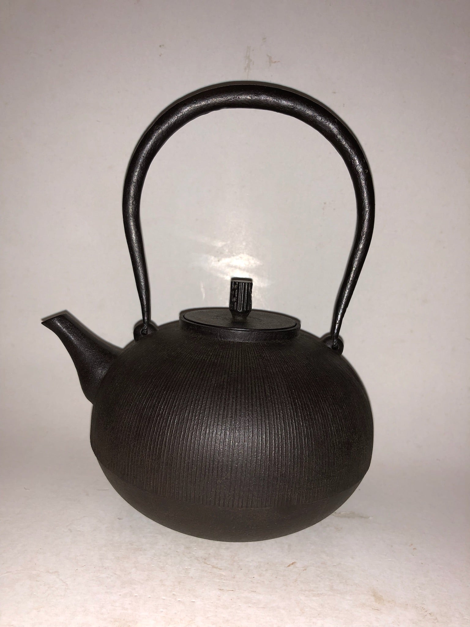 25 - Kushime Hinomaru-shaped Kettle by Szuki Morihisa Kobo 鈴木盛久工房櫛目丸型鐵瓶