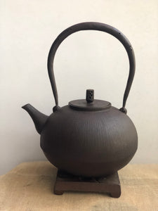 25 - Kushime Hinomaru-shaped Kettle by Szuki Morihisa Kobo 鈴木盛久工房櫛目丸型鐵瓶