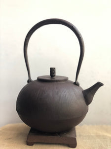 25 - Kushime Hinomaru-shaped Kettle by Szuki Morihisa Kobo 鈴木盛久工房櫛目丸型鐵瓶