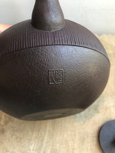 25 - Kushime Hinomaru-shaped Kettle by Szuki Morihisa Kobo 鈴木盛久工房櫛目丸型鐵瓶