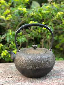 6 - Round-shaped Kettle with Chrysanthemum Pattern by Kunzan Kobo 薰山工房平丸型菊花紋鐵瓶