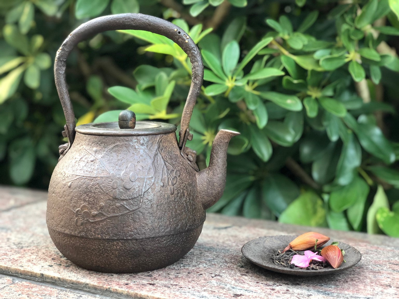 8 - 鈴木盛久工房寶珠型花草紋鐵瓶– Tea Treasures