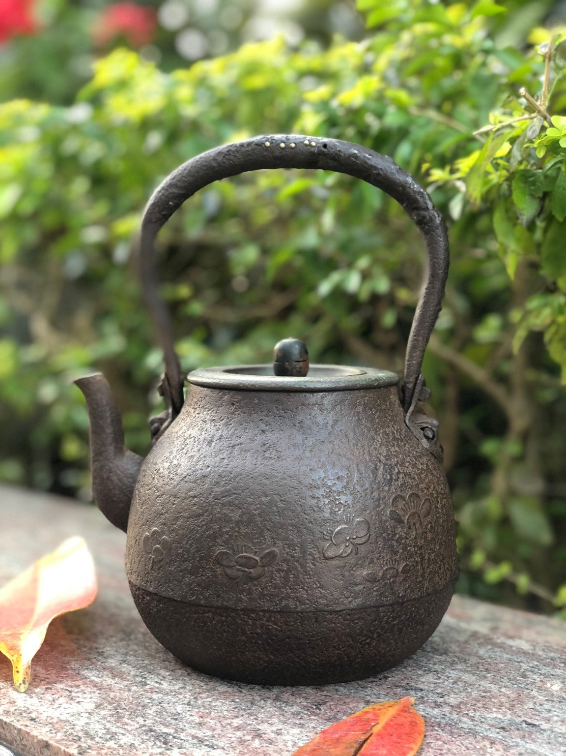 8 - Pearl-shaped Floral Pattern Kettle by Suzuki Morihisa Kobo  鈴木盛久工房寶珠型花草纹鐵瓶