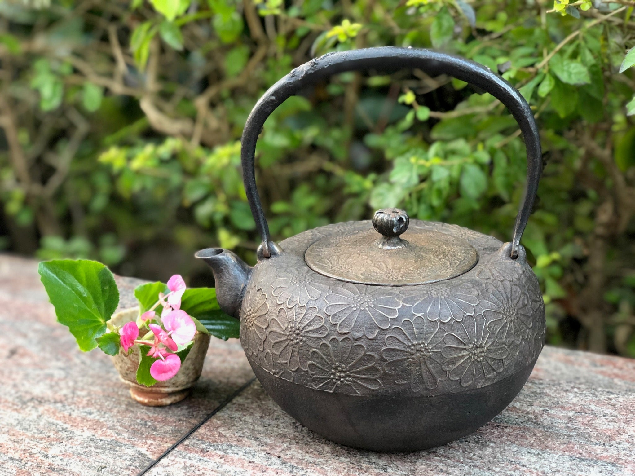 6 - Round-shaped Kettle with Chrysanthemum Pattern by Kunzan Kobo 薰山工房平丸型菊花紋鐵瓶