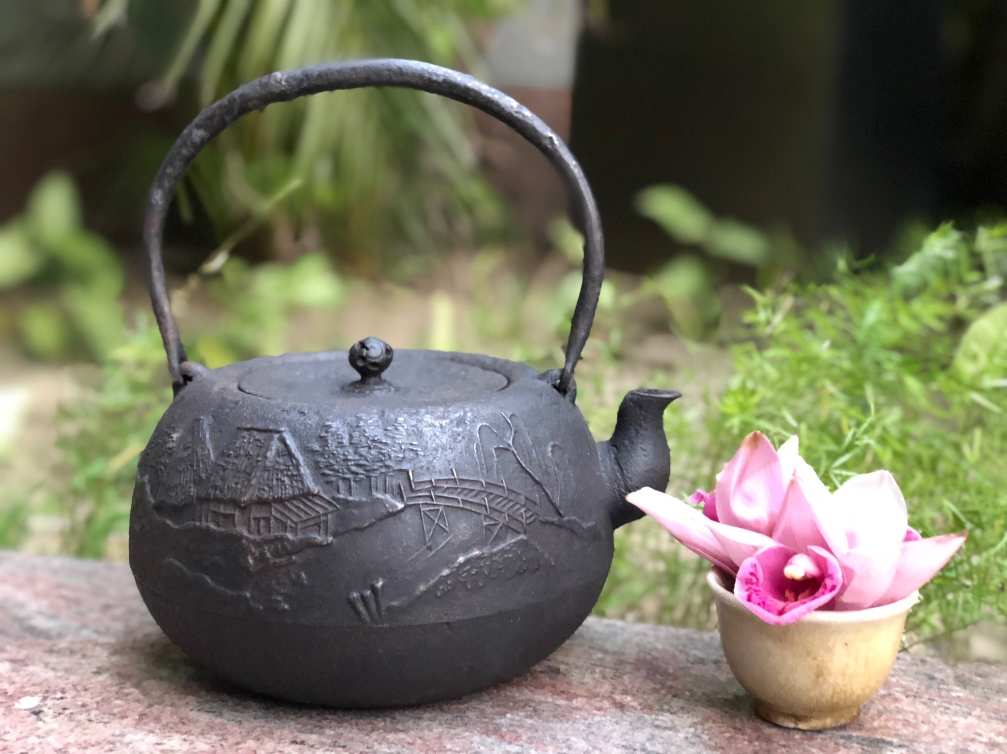 2 - Cottage Flat Round-shaped Kettle by Tenyudo  天祐堂茅舍平丸型鐵瓶