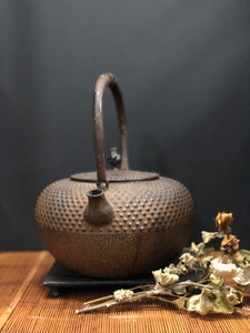 15 - Round-shaped "Arare" Pattern Kettle 小霰紋平丸型鐵瓶